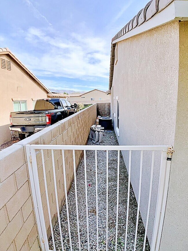 Building Photo - 41177 Bear Creek St