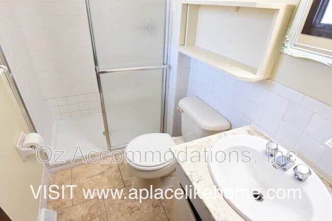 Building Photo - 608 E 78th St