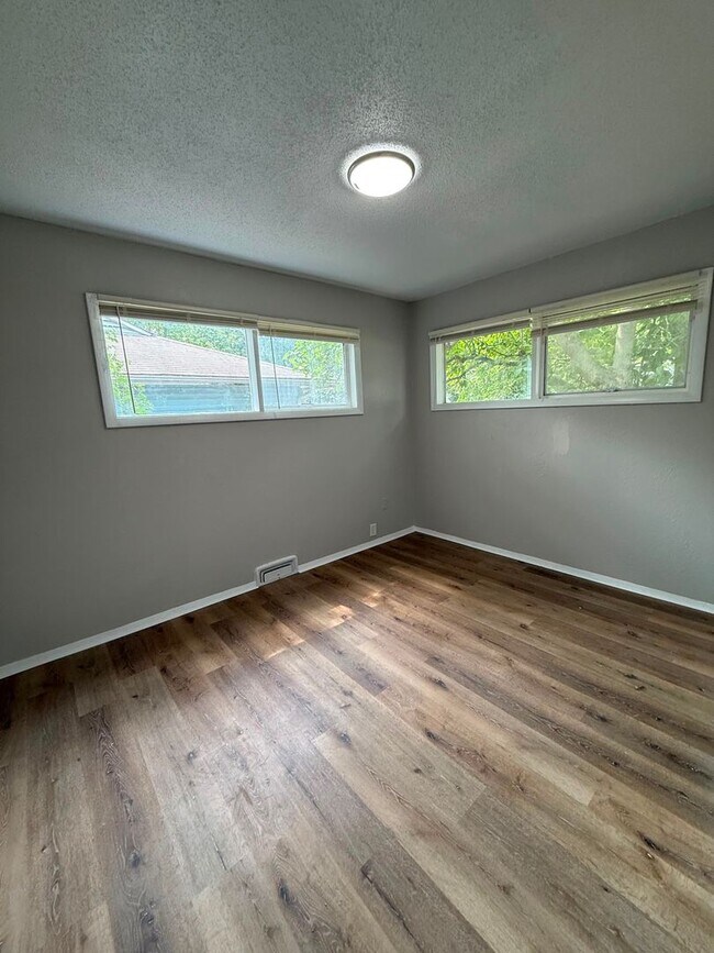 Building Photo - Ruskin Heights - 3 Bedroom 1 Bathroom