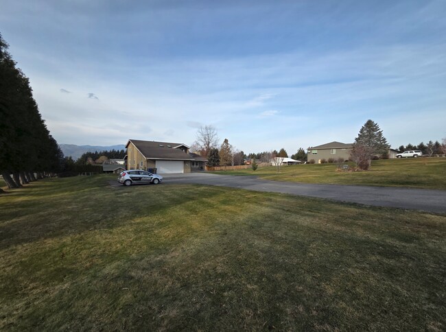 Building Photo - Grandiose Home on 1 Acre -- in East Wenatchee for Rent!!