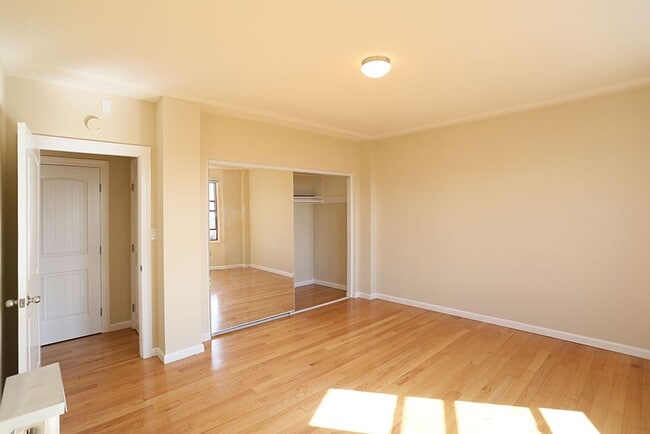 Building Photo - Spacious floor studio in Central Richmond,...