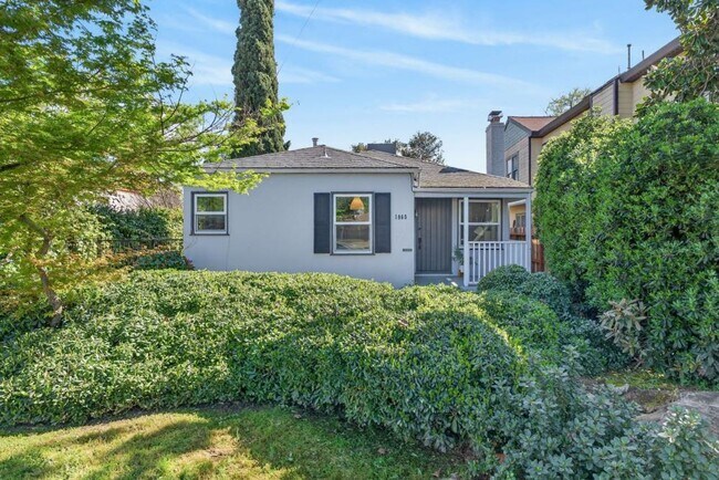 Building Photo - 2 bedroom | 1 bathroom | Single family in East Sac