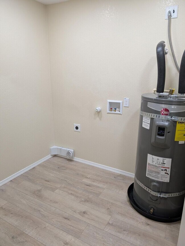 Building Photo - 2 Bedroom 1 Bath- Home