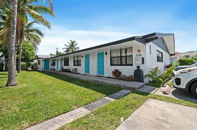 Primary Photo - 739 NE 13th Ct