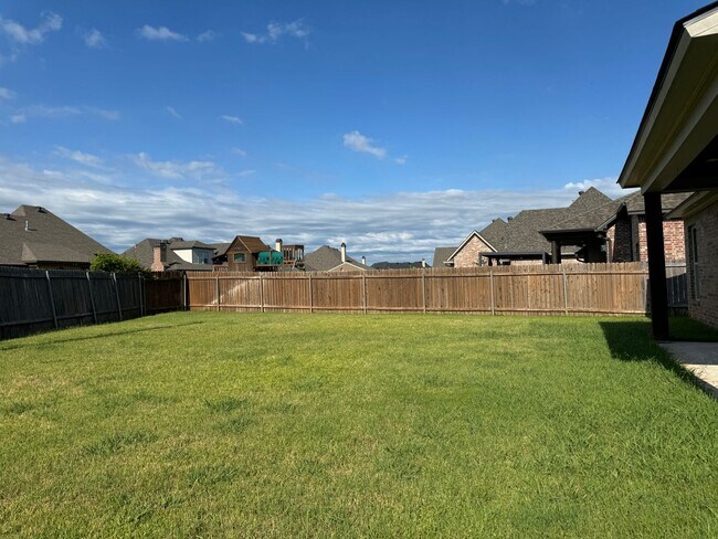 Building Photo - Gated community with community POOL!!!!