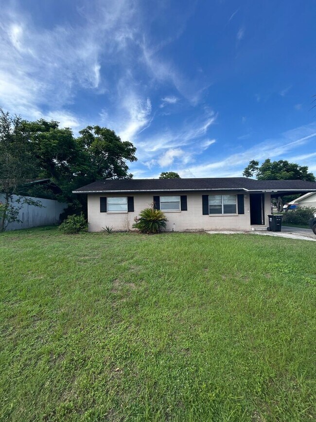 Building Photo - Spacious Three Bedroom Two Bath Home For R...