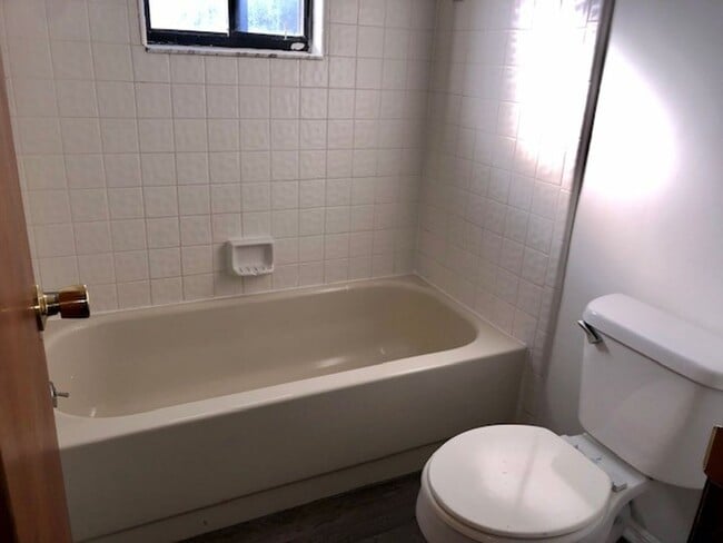 Building Photo - MOVE IN NOW! 4x3 Screened in pool home!!! ...