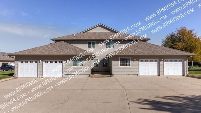 Building Photo - 701 SE Dovetail Rd