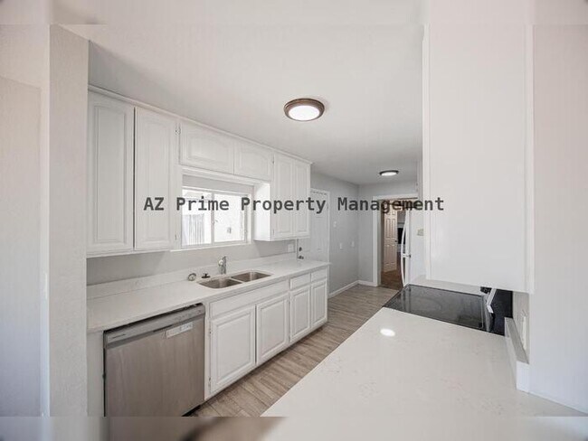 Building Photo - 1140 W 7th St