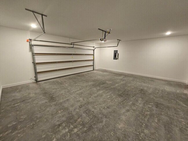 Building Photo - Modern Home in Karns – Washer & Dryer Incl...