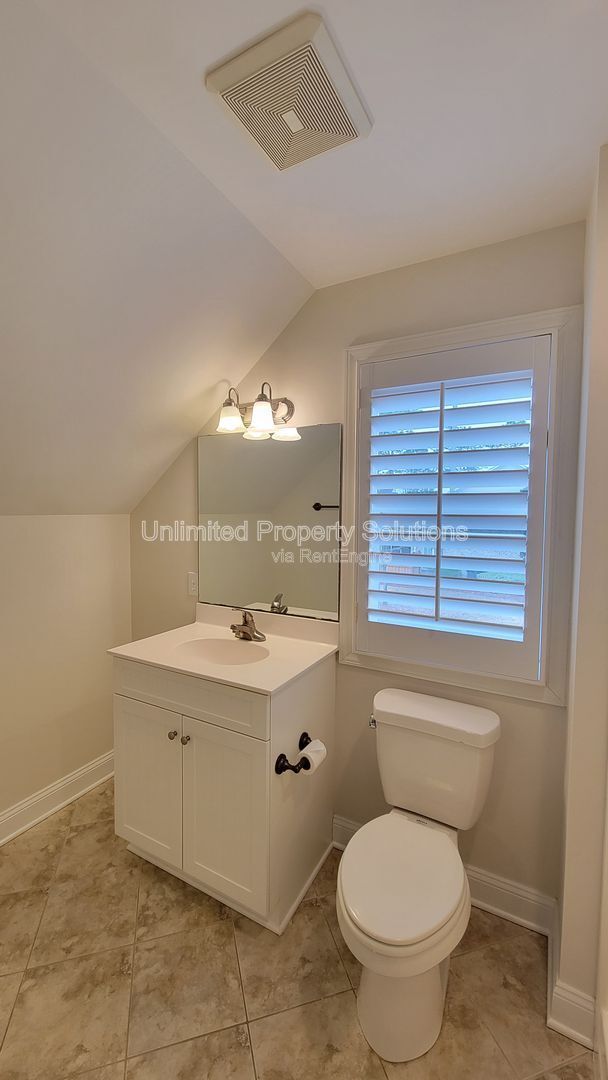 Building Photo - 5013 Gorham Ave