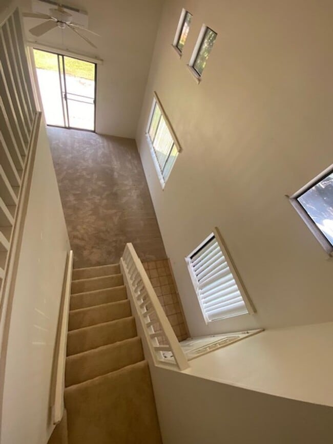 Building Photo - 3 bed, 2.5 bath, 2 car garage-single famil...