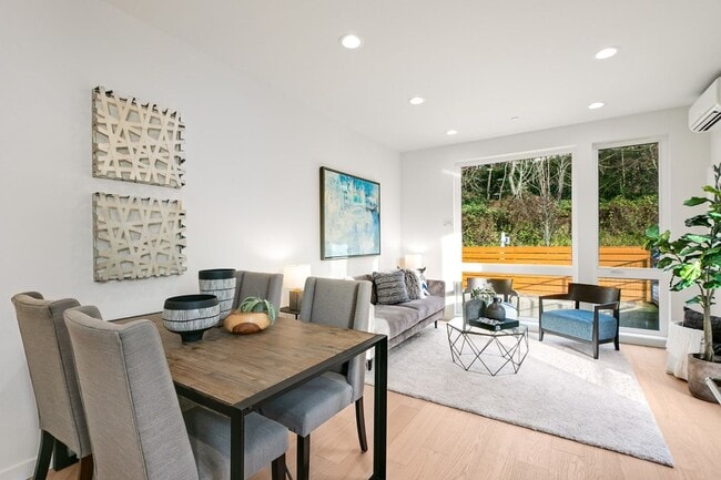 Building Photo - 2Bd/2Ba Seattle Townhouse