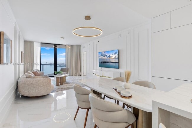 Building Photo - 700 NE 24th St