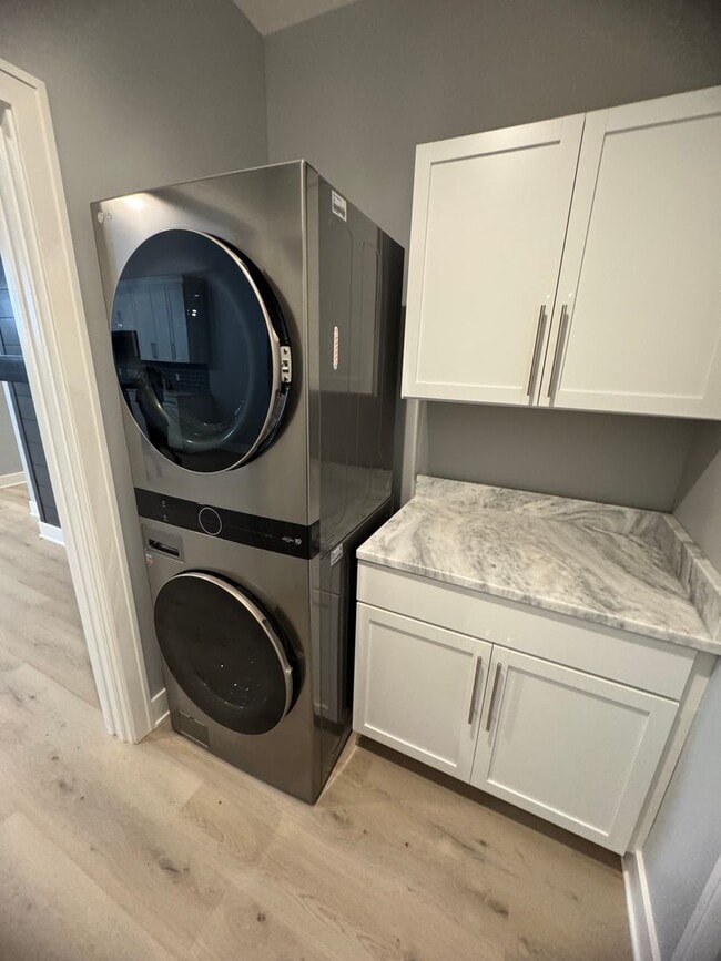 Building Photo - 1/2 OFF SECURITY DEPOSIT!!  2 Bedroom 2 bath Townhome in East Moline