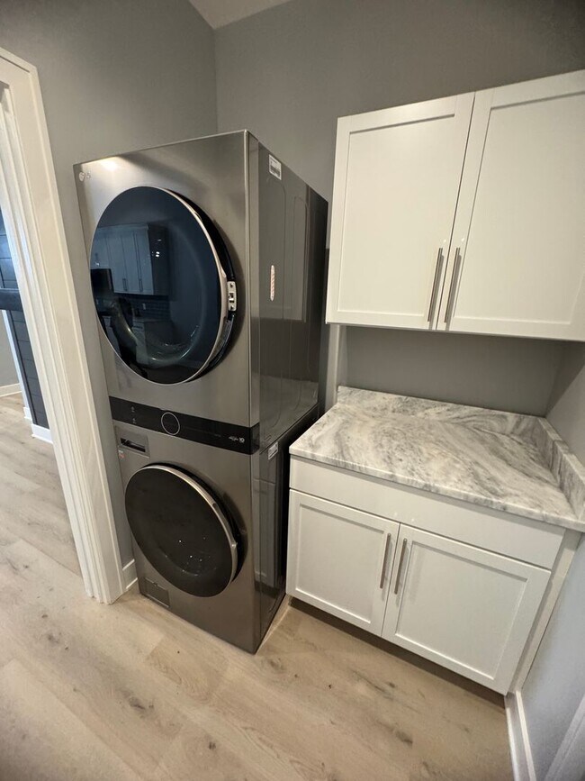 Building Photo - 2 Bedroom 2 bath Townhome in East Moline