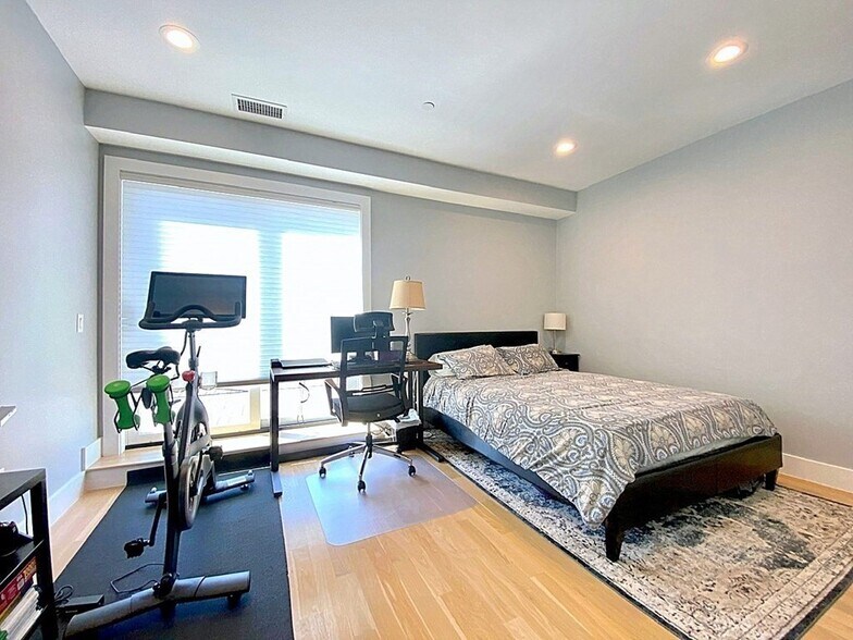 Building Photo - 150 W Broadway