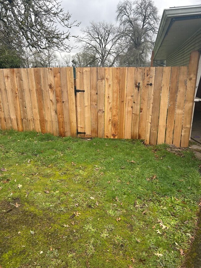 Building Photo - Cute 2 bedroom house