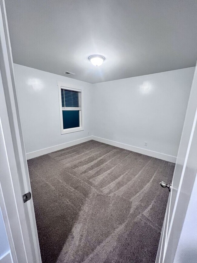Building Photo - Magnificent 4 Bedroom Home!!