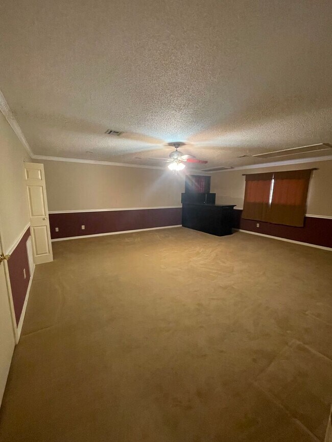 Building Photo - Gorgeous 3 Bedroom Home with Sunroom and Bonus Room!