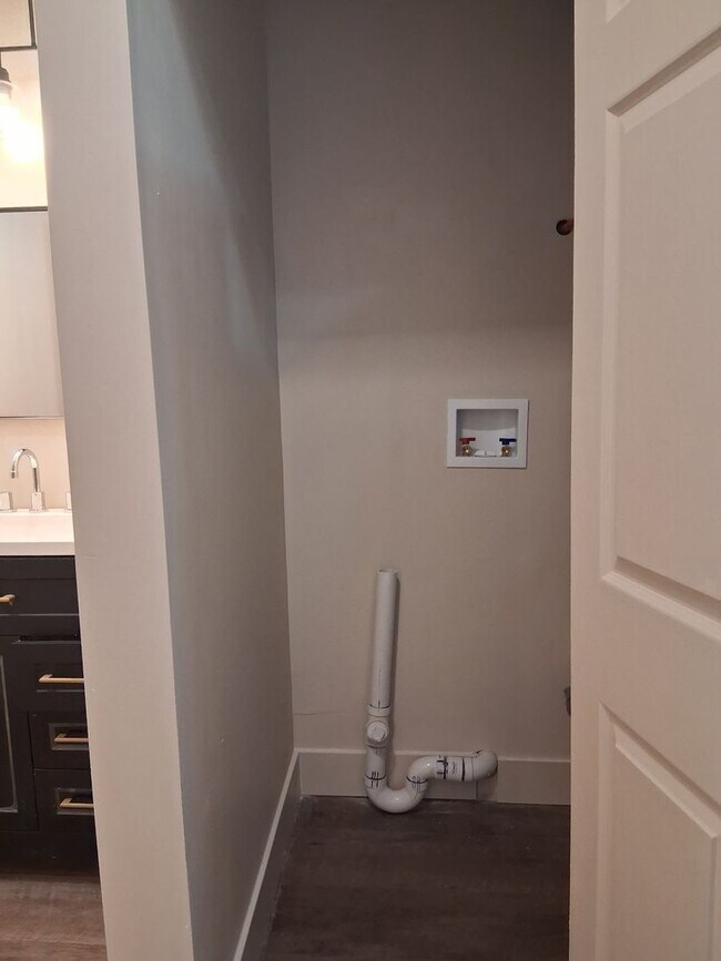 Building Photo - Quaint Newly-renovated Bungalow