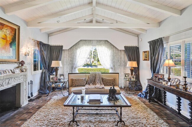 Building Photo - 940 Hollywood Blvd