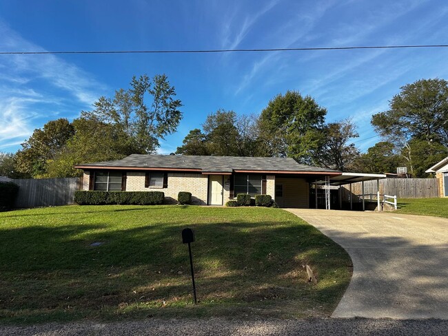 Building Photo - Wonderful home in White Oak ISD