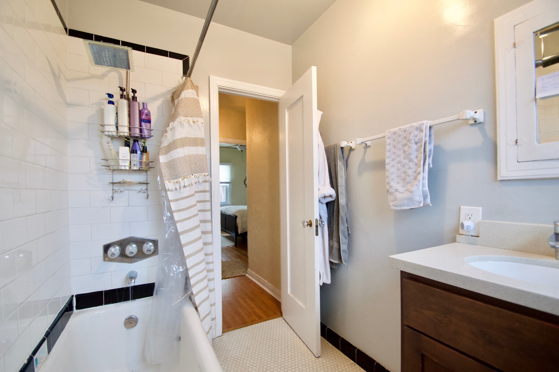 hall bathroom - 4770 Bancroft St