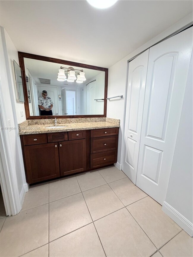 Building Photo - 3701 N Country Club Dr