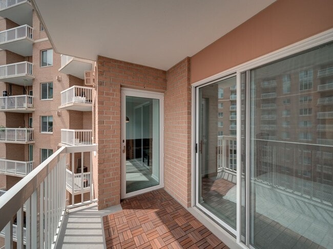 Building Photo - 3101 N Hampton Dr