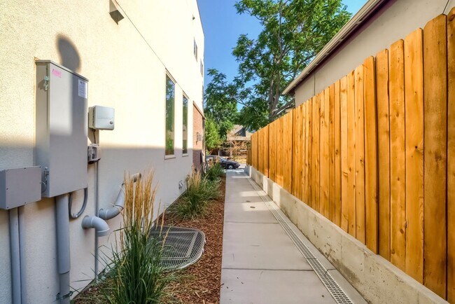 Building Photo - 3 bedroom Townhome + 2 Large Flex Spaces &...