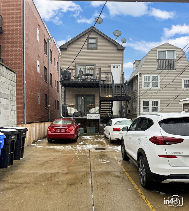 Building Photo - 1504 W Augusta Blvd