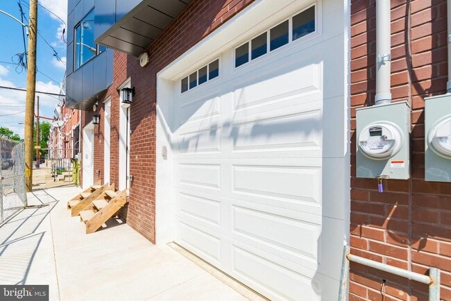 Building Photo - 1351 S Myrtlewood St