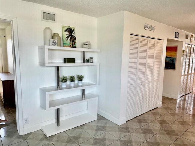 Building Photo - 1975 SE 3rd St