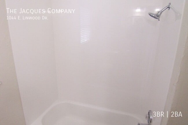 Building Photo - 1044 E Linwood Dr