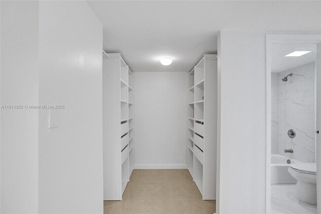 Building Photo - 100 Bayview Dr