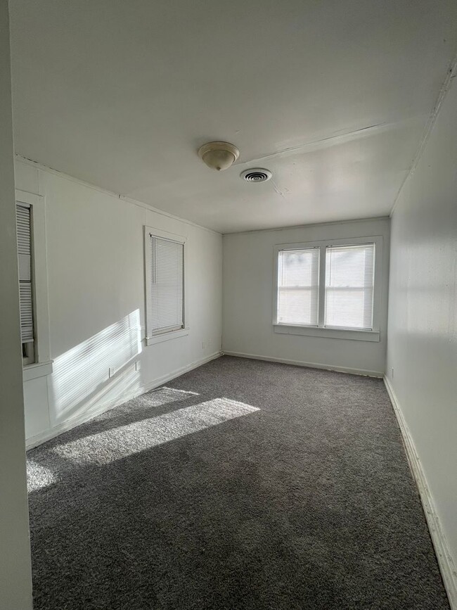 Building Photo - 1 Bed/1 Bath w/yard Close to Downtown