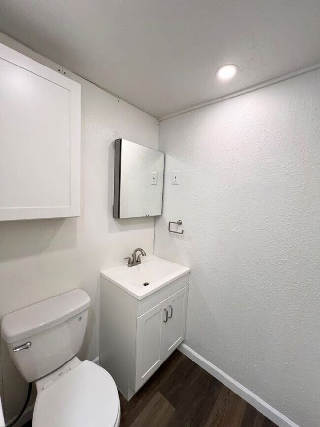 Building Photo - R301- 301 1/2