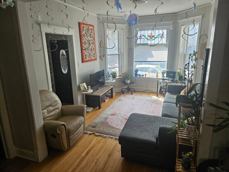 Building Photo - 1924 W Wilson Ave