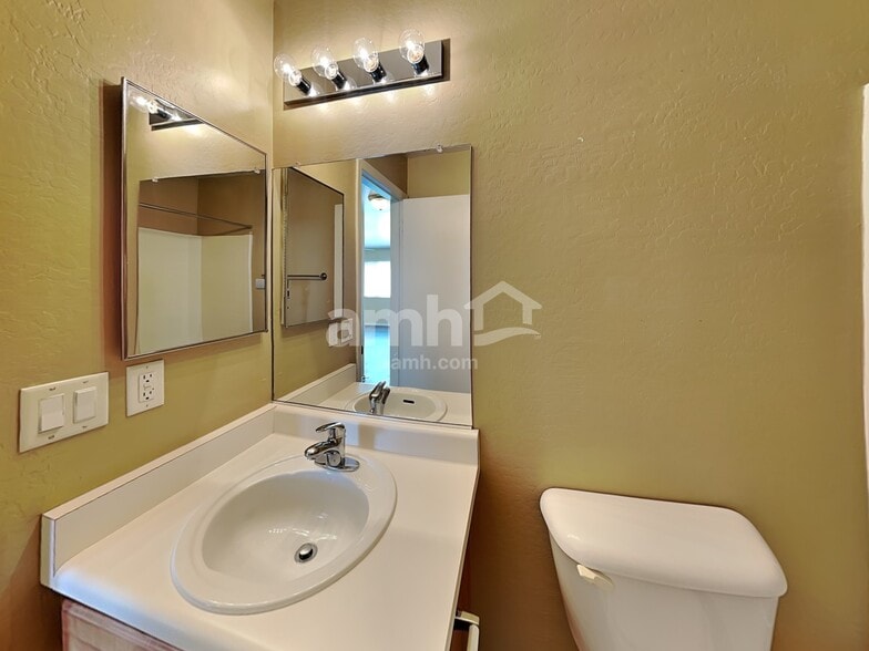 Building Photo - 21843 W Cocopah St