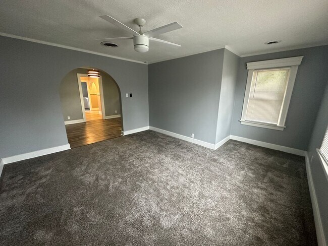 Building Photo - 619-621 Oakhill Ave