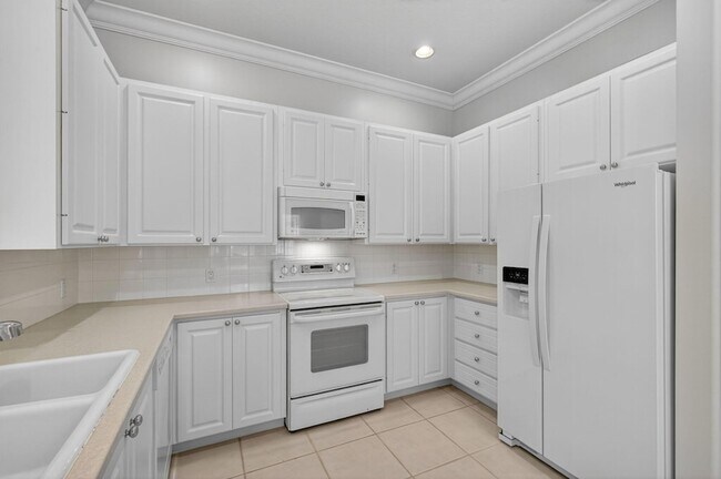 Building Photo - 121 Savona Dr