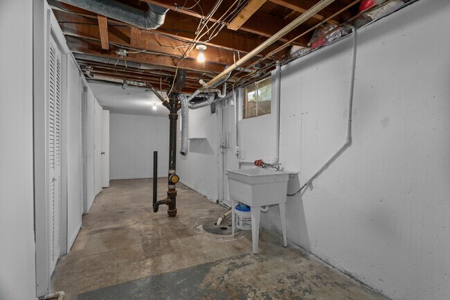 Building Photo - 711 SW 7 St