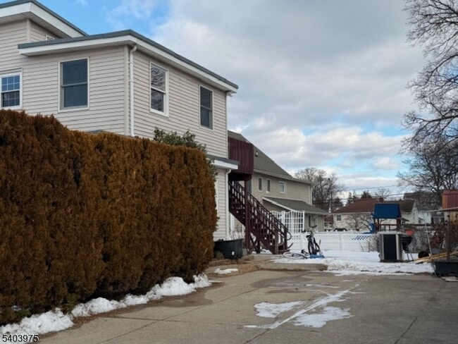 Building Photo - 10-06 1st St