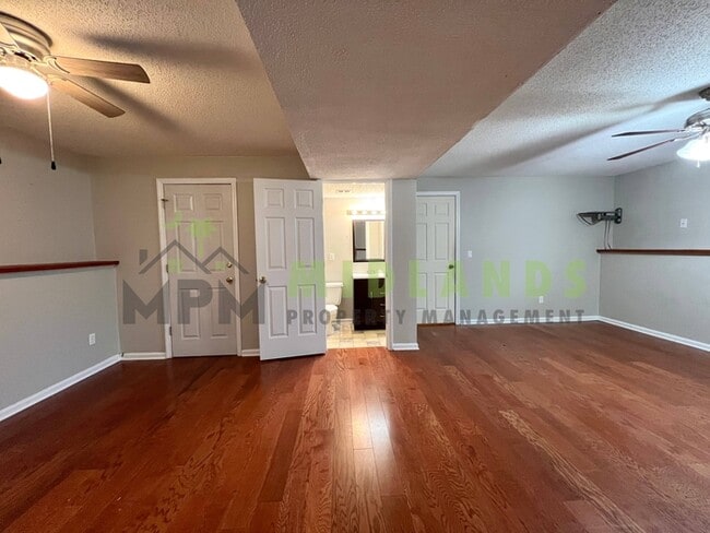 Building Photo - 844 Bentley Dr