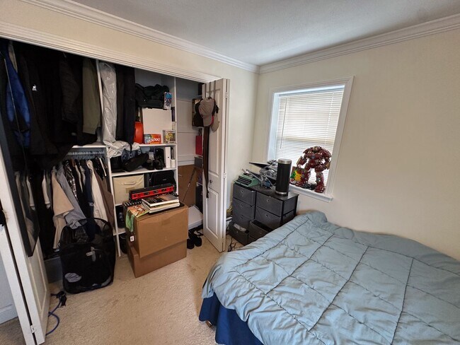 Building Photo - 2Br/1Bth apartment available June 1, 2026. Great location. Laundry in building!