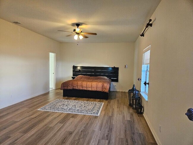 Building Photo - 710 N Avenue C