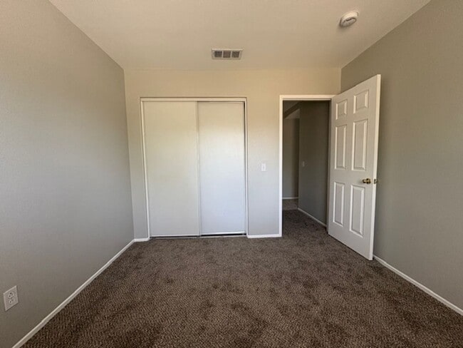 Building Photo - 4 Bedroom with NEW Carpet & Paint