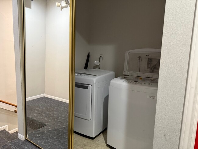 Building Photo - 400 W Texas Ave