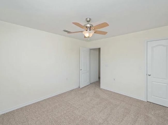 Building Photo - 4 bedroom 2.5 bathroom